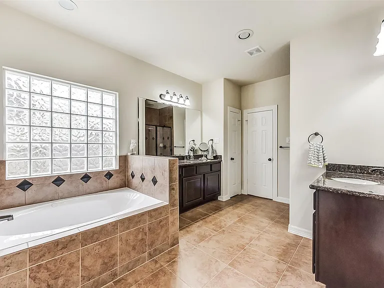 13918 Majestic Spring Ln — Photo 20