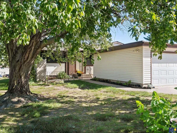 2131 Sandstone Rd, Lincoln, NE 68512