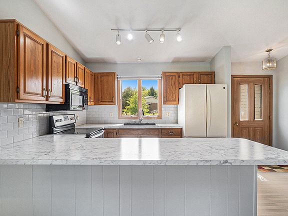 5th image of 977 Laketown Dr