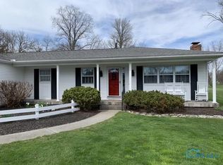 916 Country Club Dr, Fostoria, OH 44830