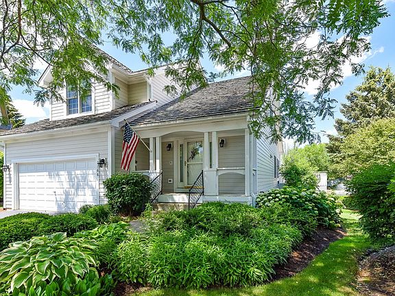 The landscaping here is GEORGEOUS!!