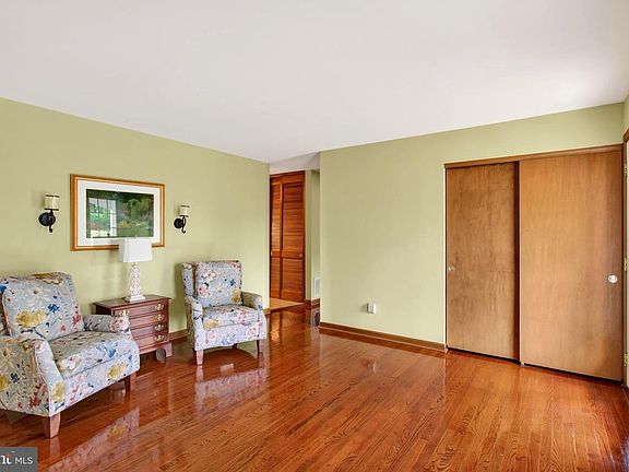 4th image of 936 Allen Dr