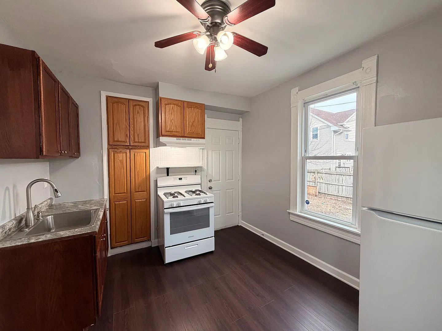 Modern Spacious 2+ Bedroom Lower Unit — Photo 3