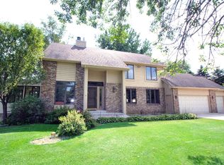 7 Hill Farm Cir, North Oaks, MN 55127