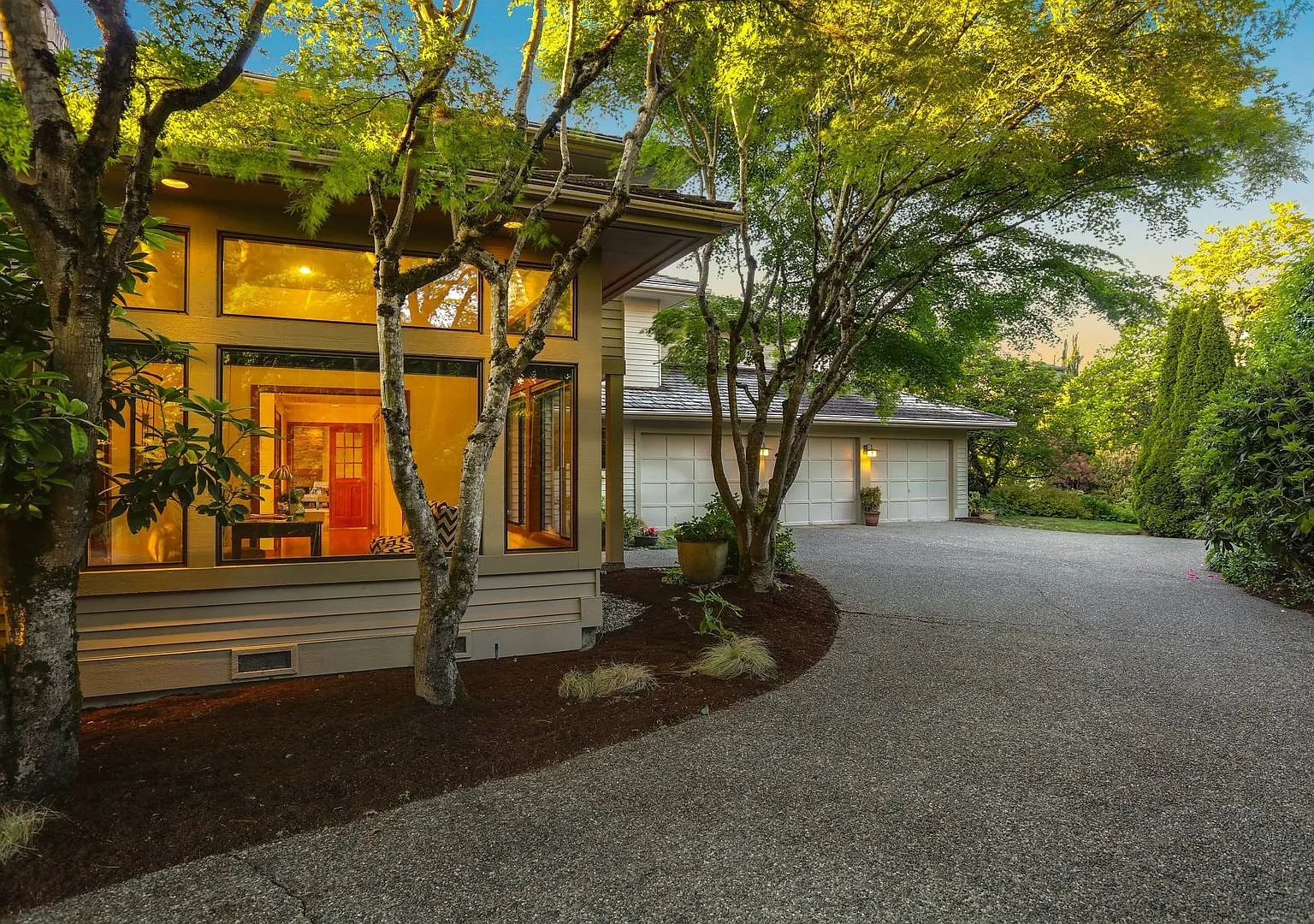 4Bd/2.75Ba Clyde Hill Home — Photo 2