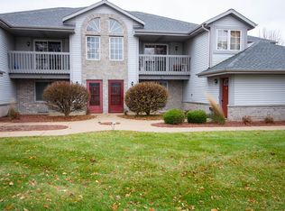 711 Quinlan Dr, Pewaukee, WI 53072