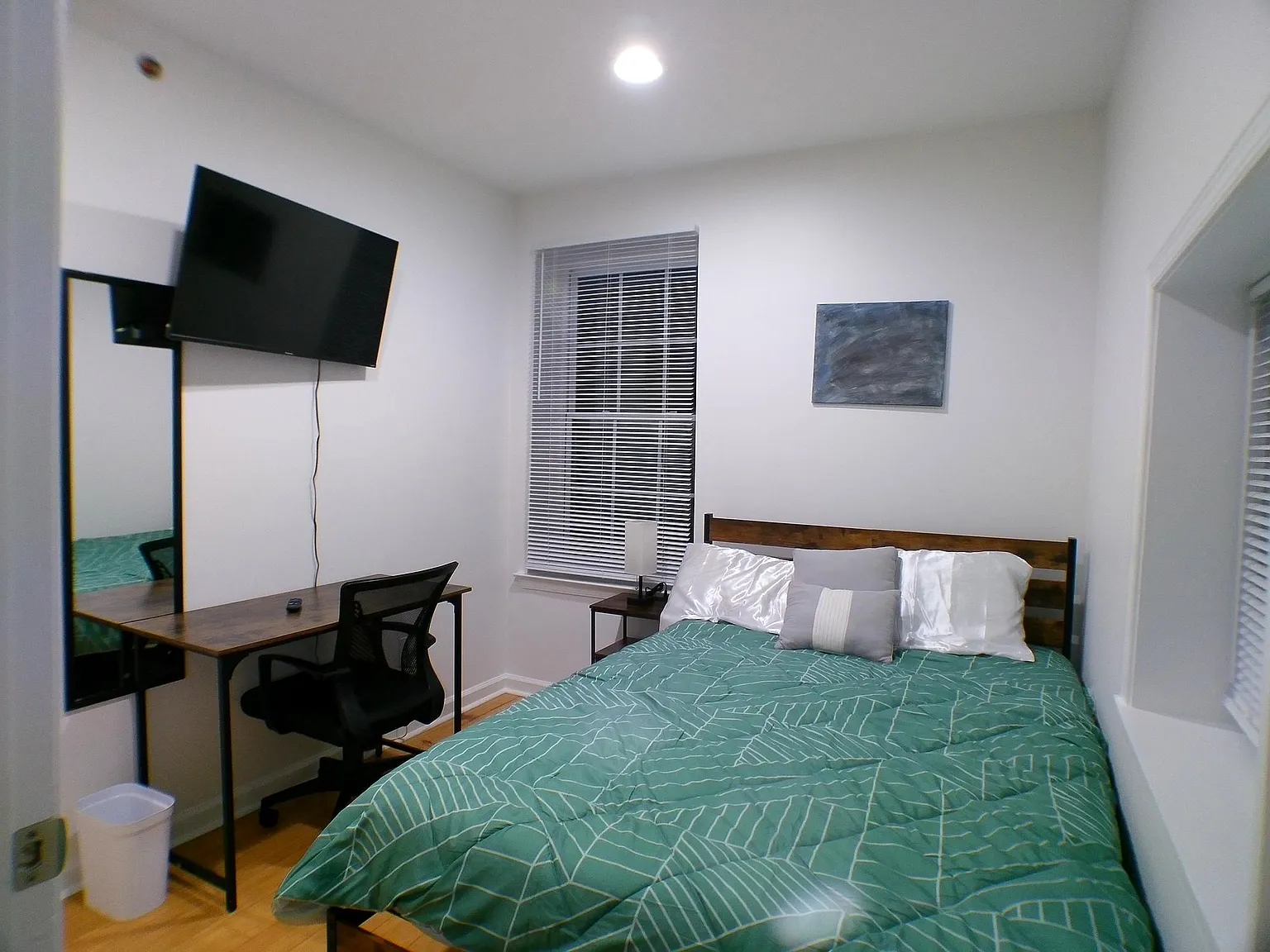 4 bed, 2.0 bath, 1400 sqft, $992 — Photo 1