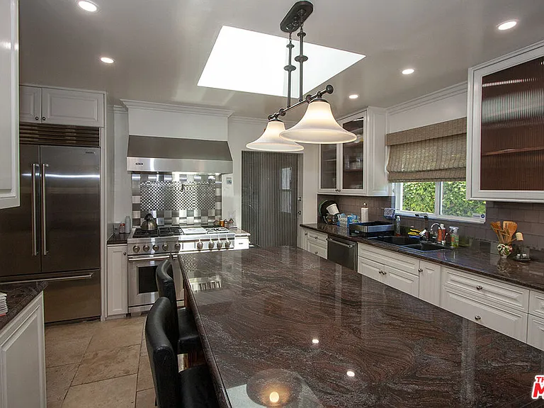 1173 S Point View St — Photo 9
