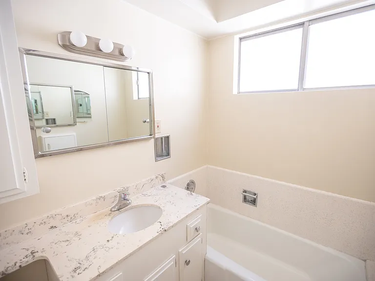 452 W Wilson Ave — Photo 7