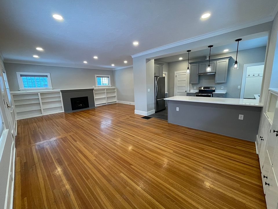 Open plan living/dining/kitchen w gas fireplace