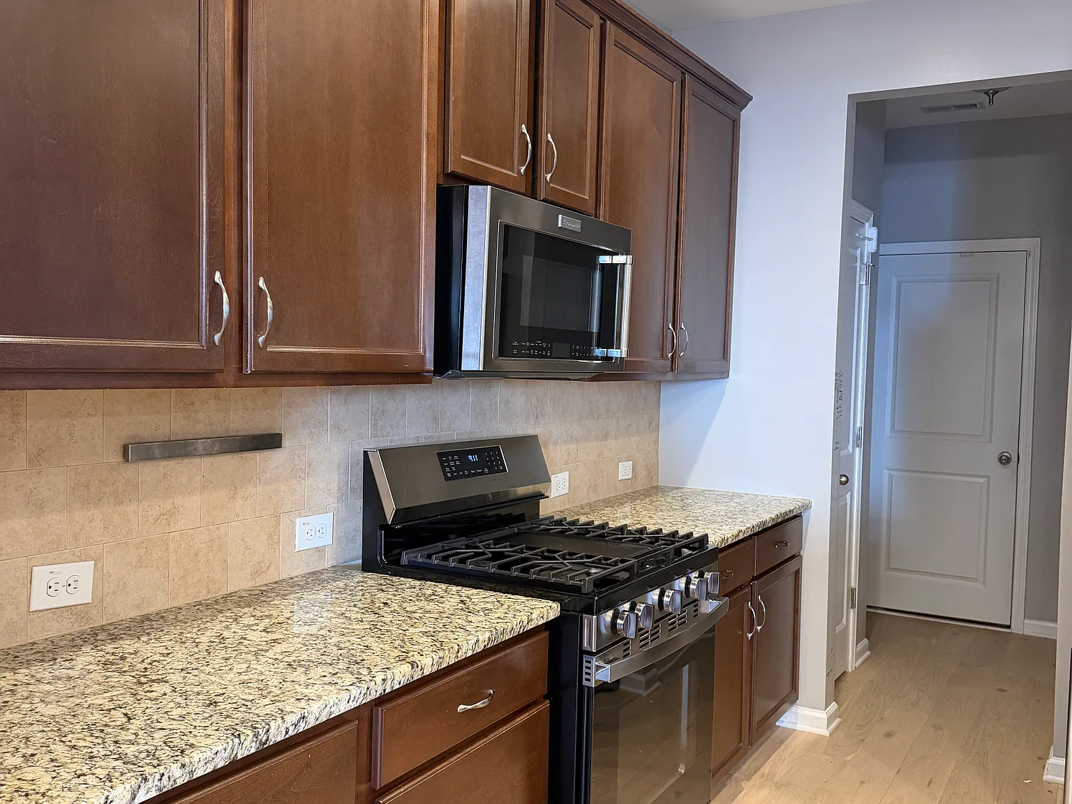 3 bed, 2.5 bath, 1743 sqft, $2,200 — Photo 2