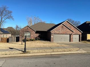 6603 W Cambridge Ave, Cave Springs, AR 72718