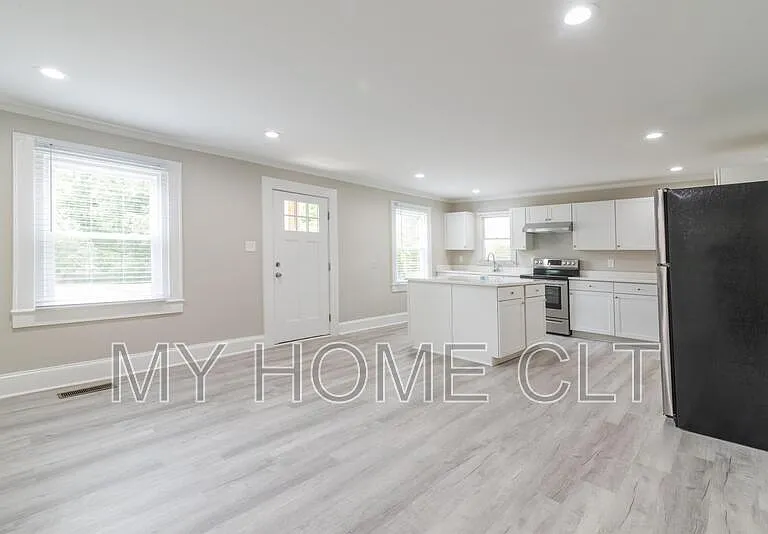 2336 Barry St #A — Photo 6
