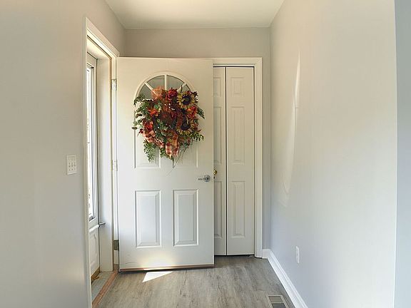 Entry Foyer 12' x 5'