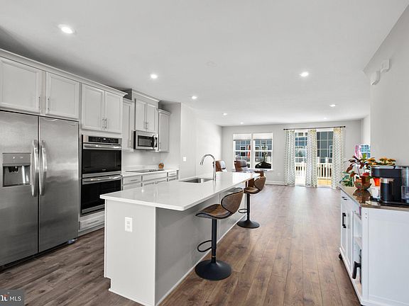 4th image of 1827 Sag Harbor Ln