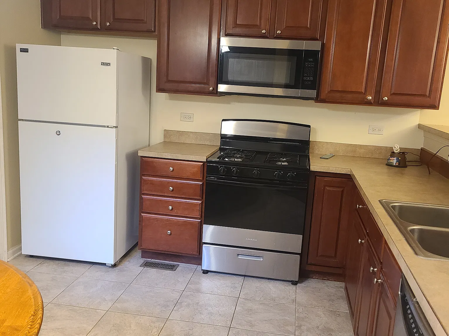 3 bed, 2.5 bath, 1367 sqft, $1,900 — Photo 2