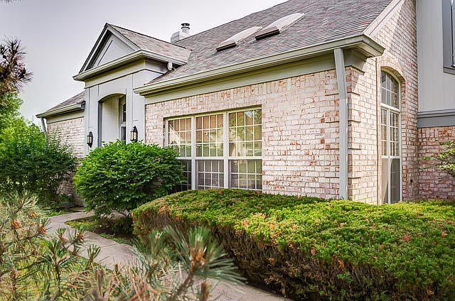 2nd image of 820 Marseilles Cir