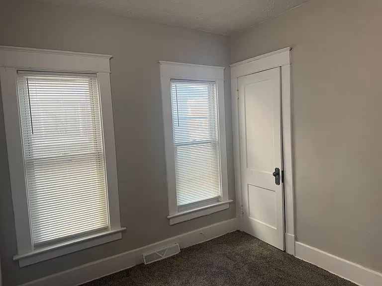 1111-1113 Brown Ave — Photo 11