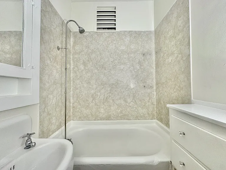 413 E 7th St #5 — Photo 10