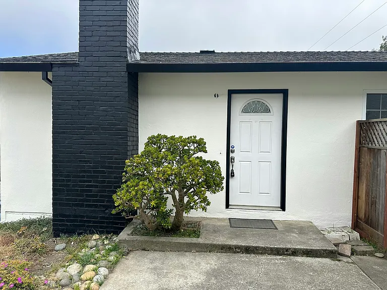 2921 Fleetwood Dr — Photo 2