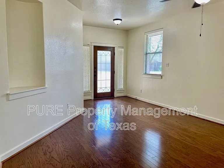 4718 Madrid Dr — Photo 3
