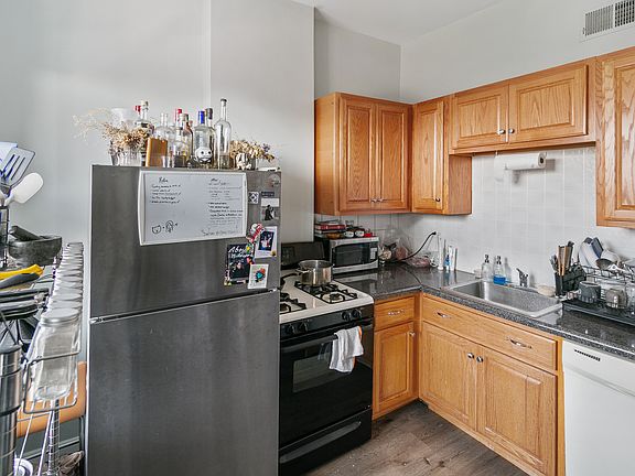 5th image of 2443 W Arthington St