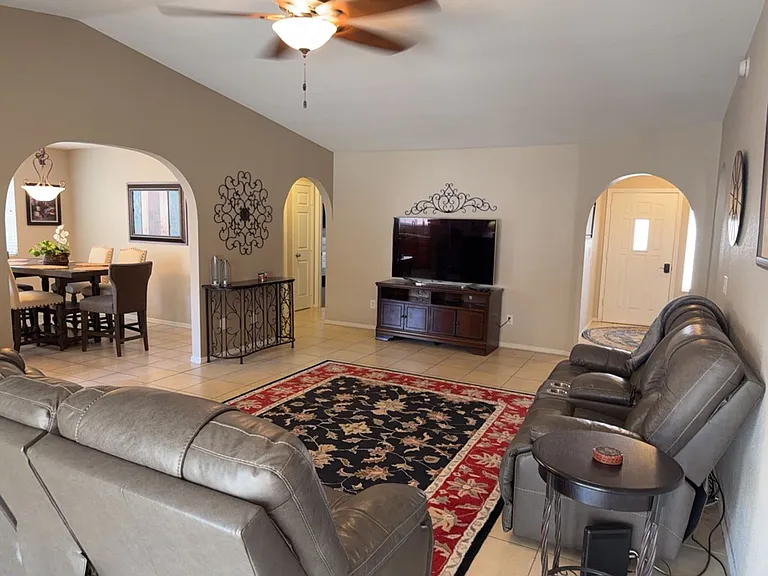 1910 Cabana Dr — Photo 4