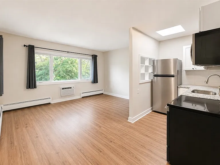 39 Willow St #4 — Photo 3