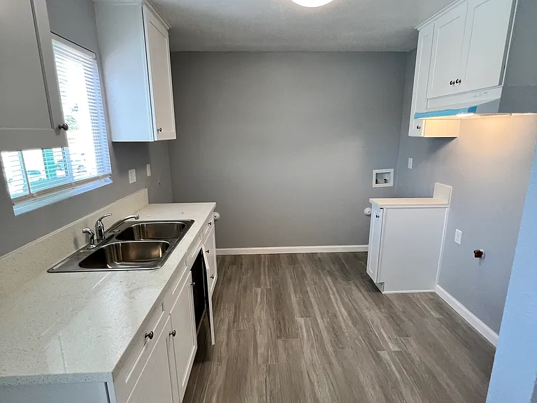 1155 E 10th St #D — Photo 1