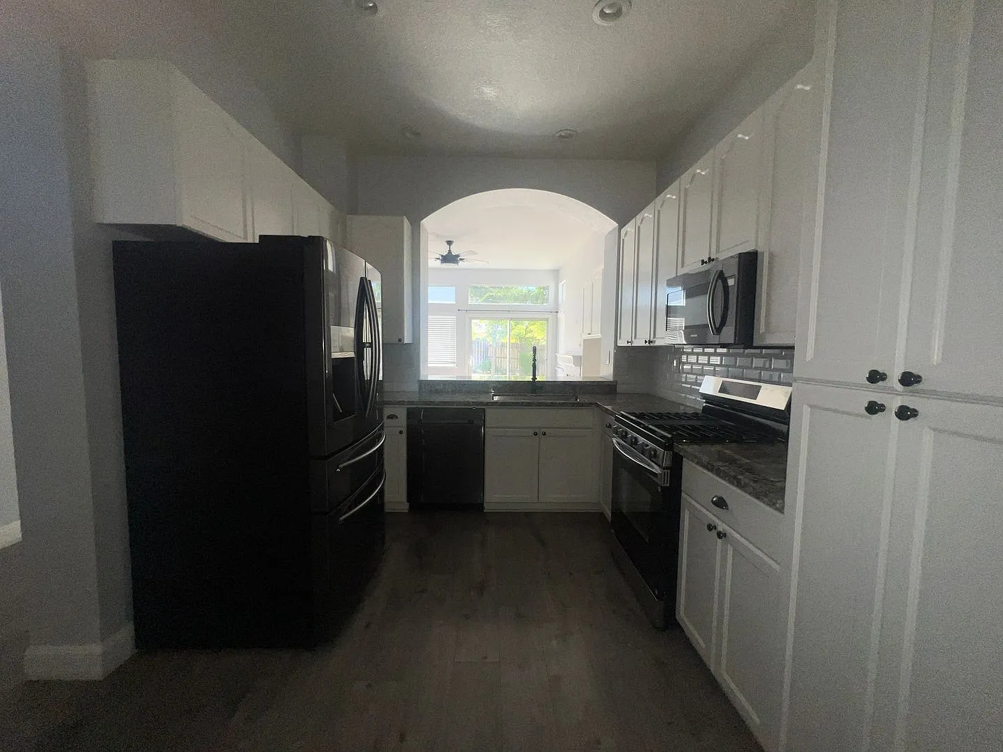 Beautiful 3 bedroom 2 bathroom on corner lot — Photo 2