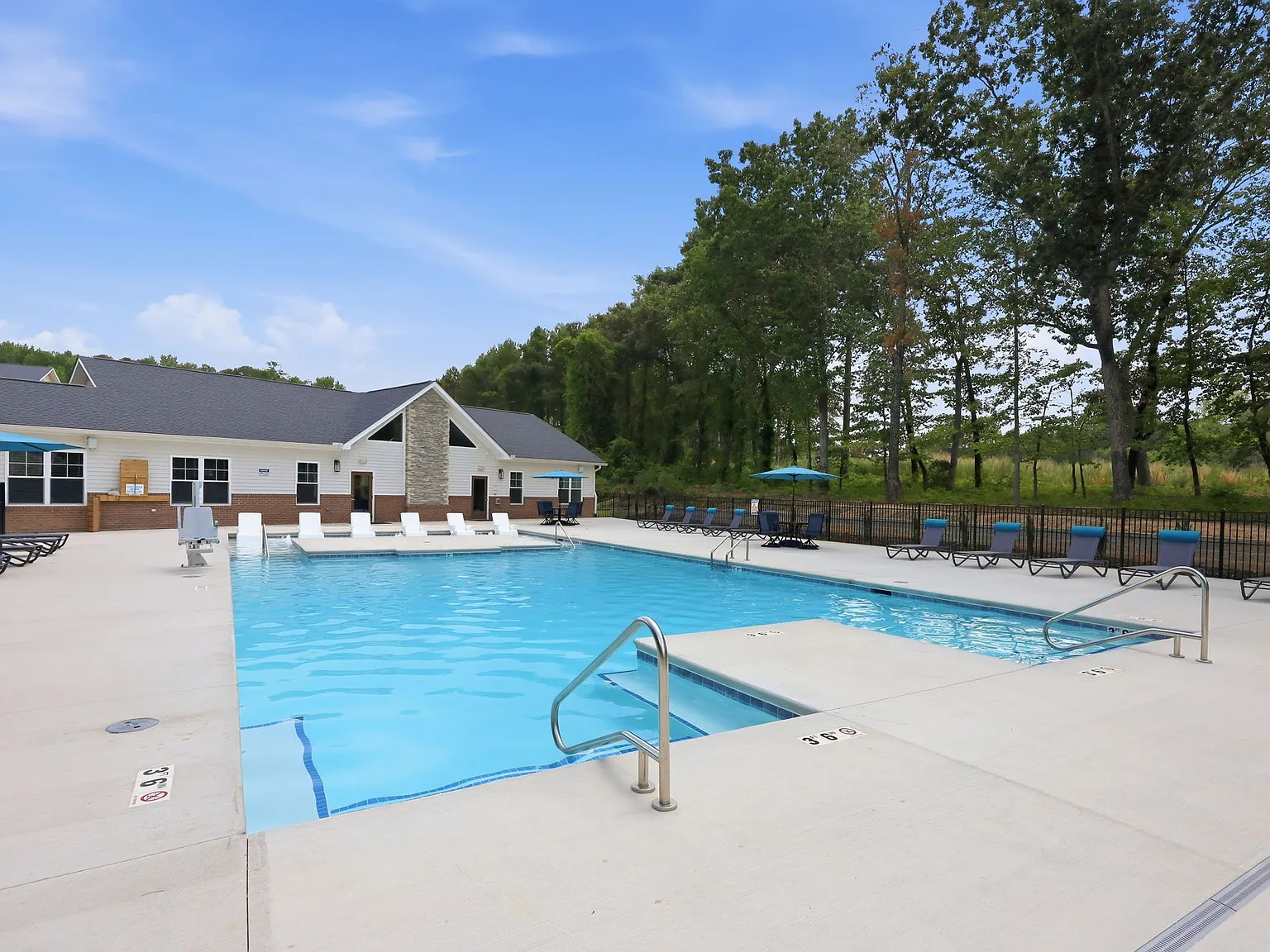 Pine Reserve Apartments — Photo 1
