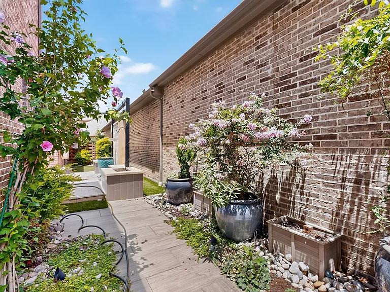 8261 Kentland Dr — Photo 45