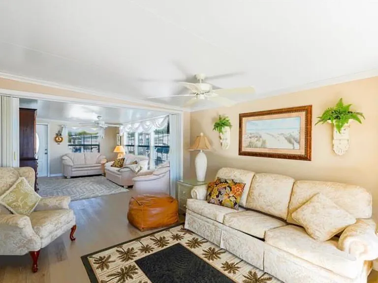 2048 Crystal Lake Dr — Photo 3