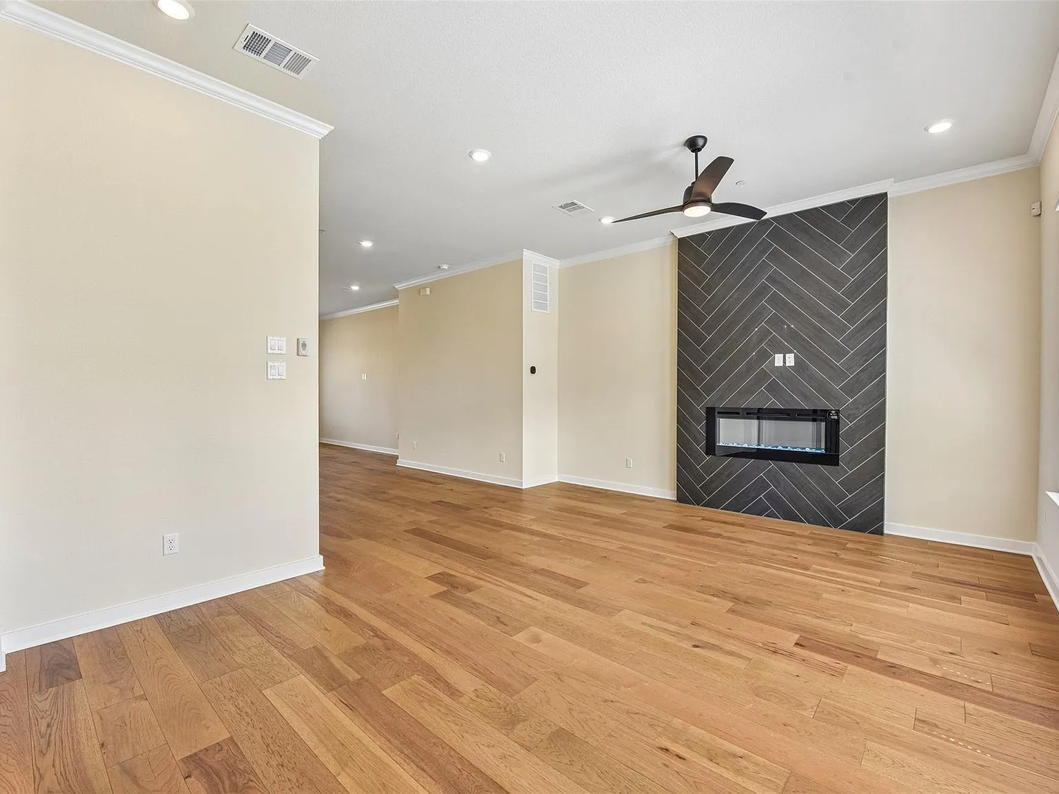 3 bed, 5.0 bath, 2987 sqft, $3,200 — Photo 3