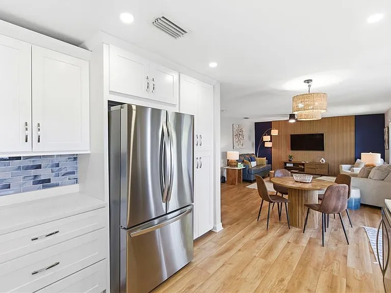 201 Pompano Dr SE #C — Photo 9