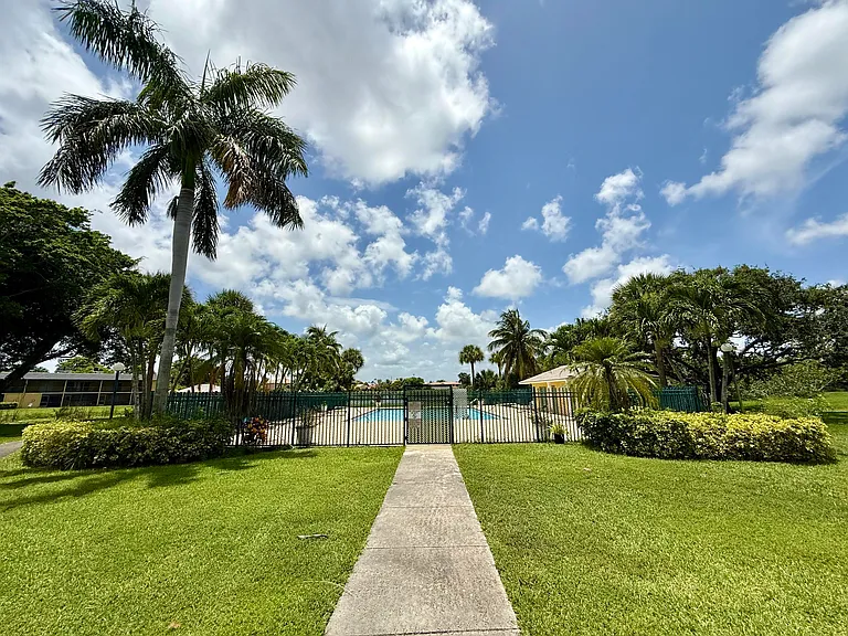 1722 Meadows Cir #W — Photo 14