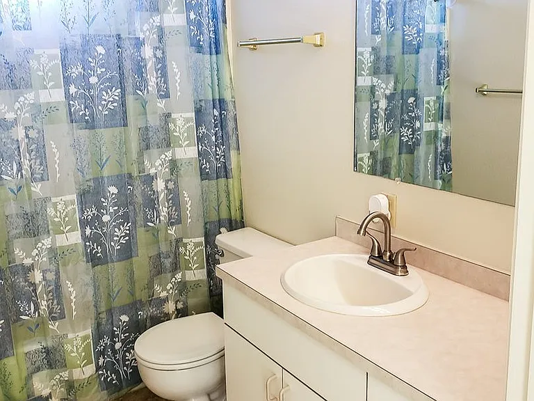 1038 W C St — Photo 13