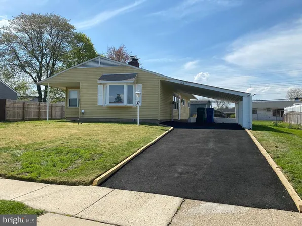 37 Crescent Ln, Levittown, PA 19055