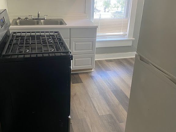 5th image of 3225-3227 E 3rd St #3225B