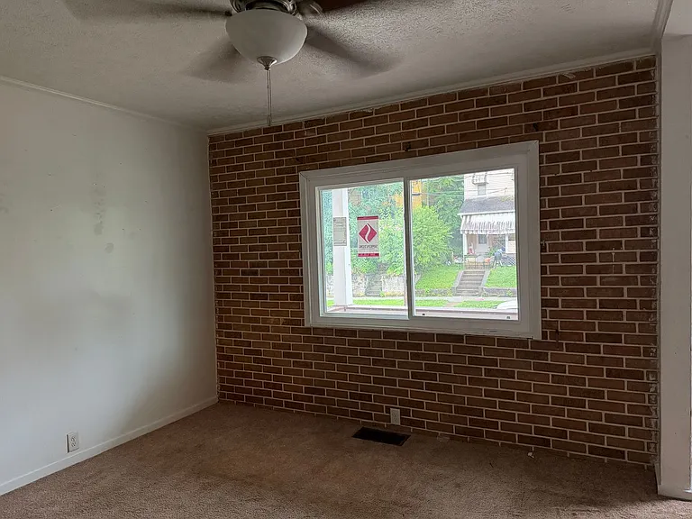 133 Franklin Ave — Photo 3