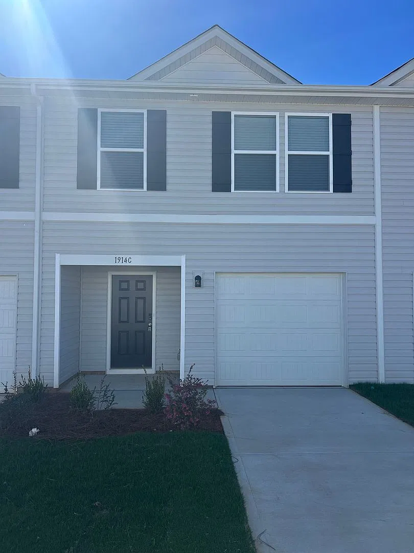 Modern 3-Bed / 2.5-Bath Townhome in Trivium, Newton — Photo 1