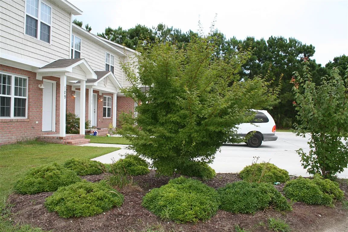 2 bed, 1.5 bath, 1040 sqft, $1,335 — Photo 2