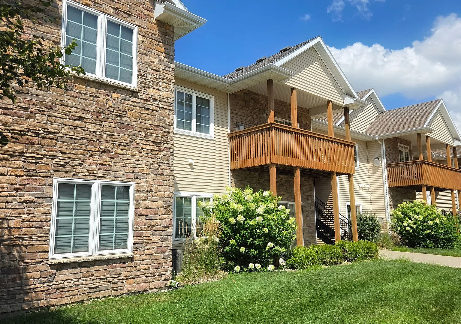 Meadow Court Apartments — Photo 1