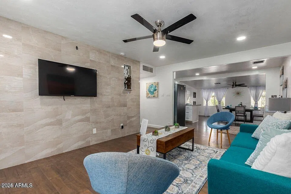 5 bed, 1983 sqft, $3,495 — Photo 4
