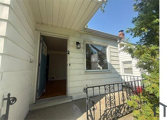 4th image of 15811 Maplewood Ave