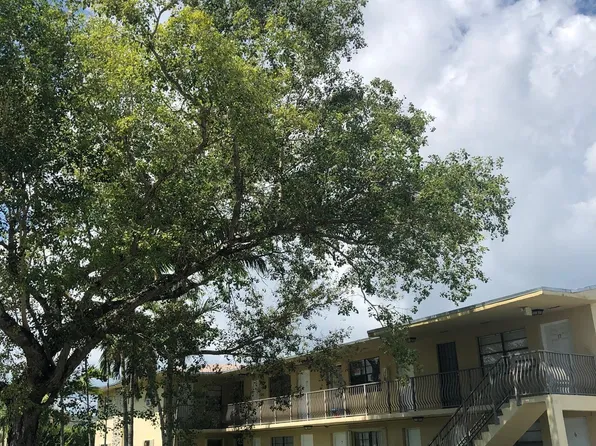 4590 SW 67th Ave APT 18, Miami, FL 33155