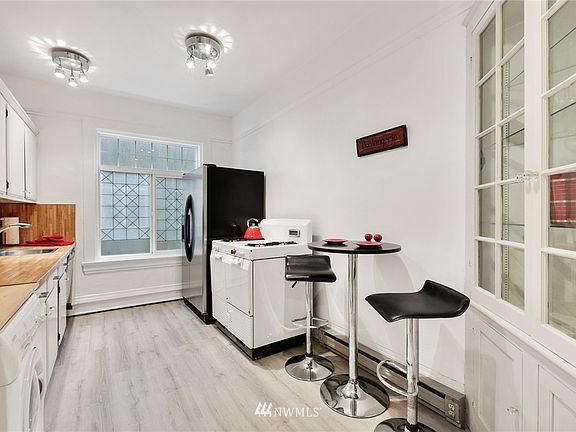Kitchen Eating Area