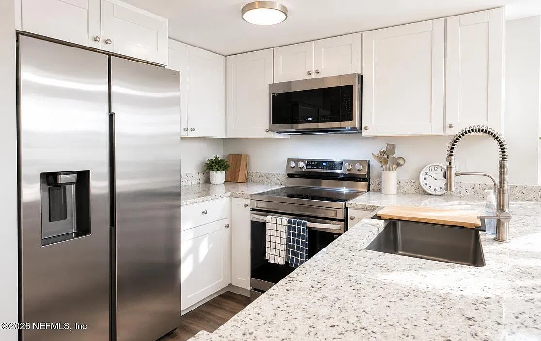 2 bed, 2.0 bath, 878 sqft, $3,800 — Photo 1