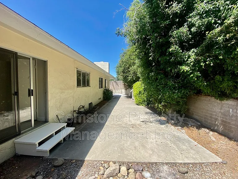 5220 Joan Ct — Photo 27
