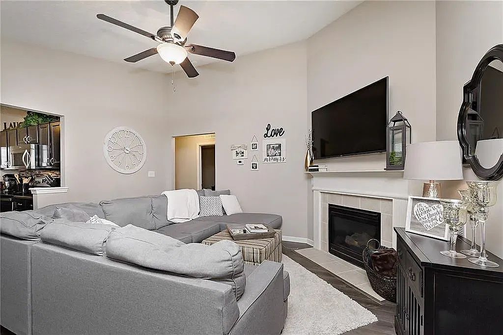 3 bed, 1237 sqft, $2,000 — Photo 2